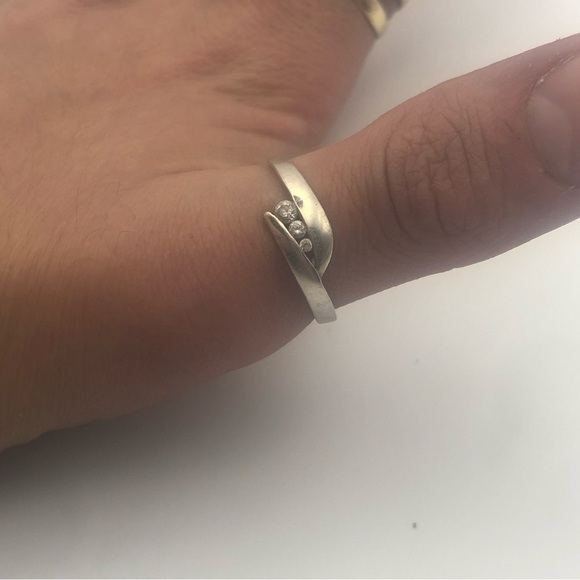 vtg Sterling Silver 3 Stone Tension Set Cz Stone Bypass Style Ring Sz 8 - Picture 6 of 8